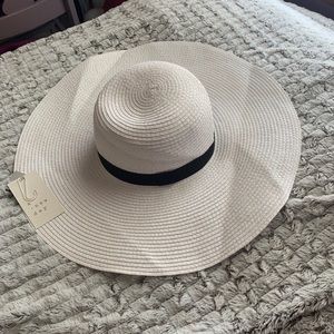 White floppy hat ☀️